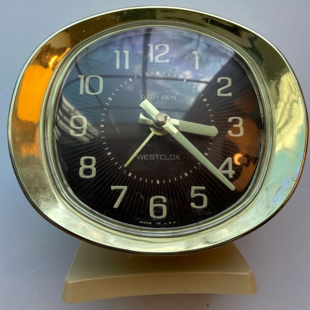 Vintage Westclox tan and gold clock.